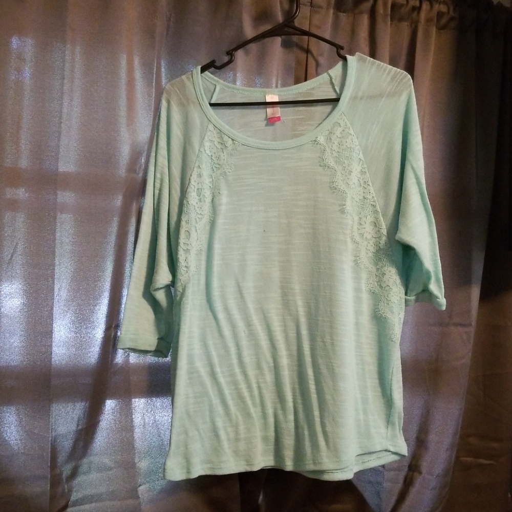 Quarter sleeve shirt